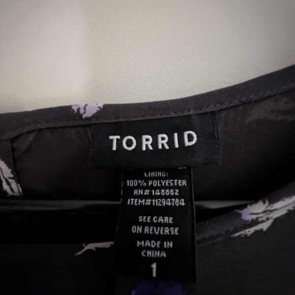 Torrid Size 1 Blouse – Black Floral Print Split Neck Layered Hem - Picture 5 of 7